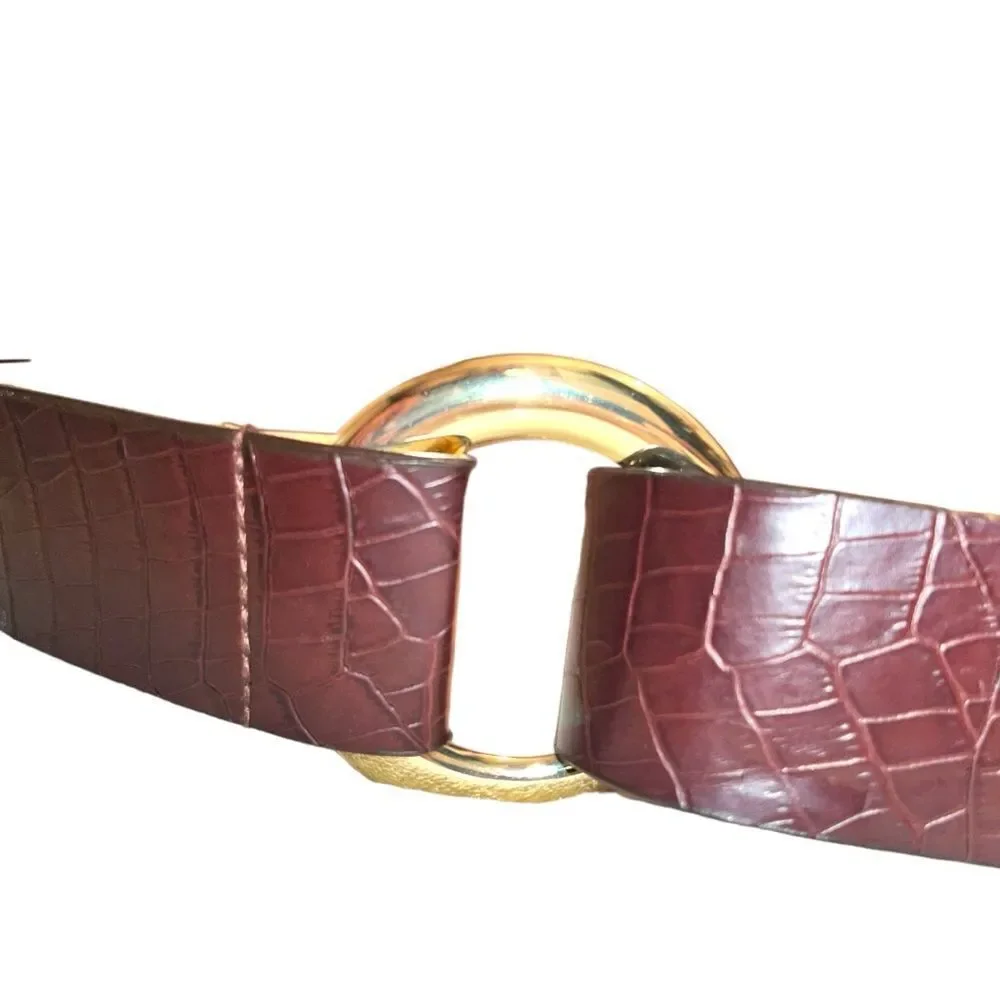 Brown croc style leather belt with round gold buckle! New